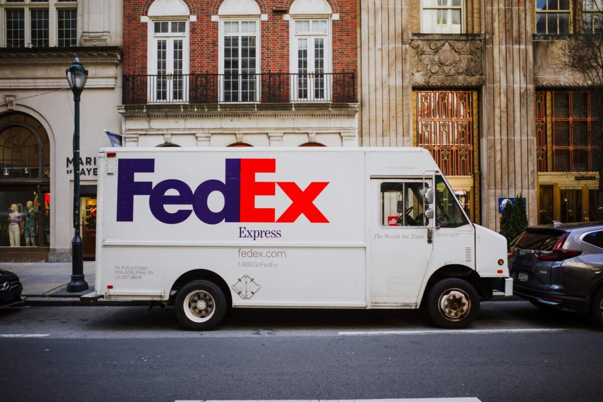 FedEx’s logistic truck illustration | Source: Pexels - Kelly