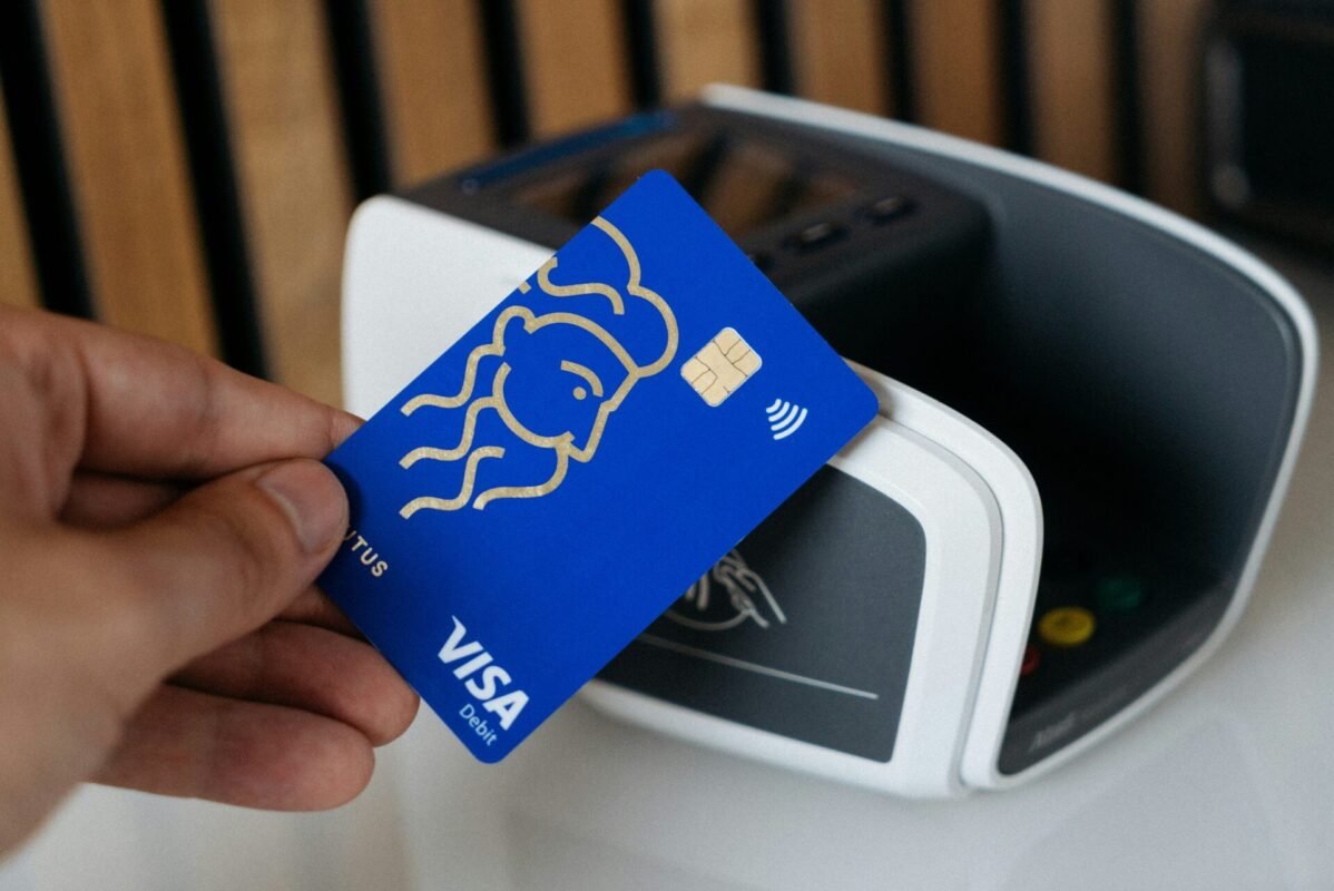 ATM card with Visa wordmark logo | Source: Unsplash - CardMapr.nl