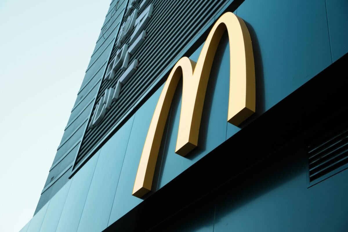 Popular and simple logo example