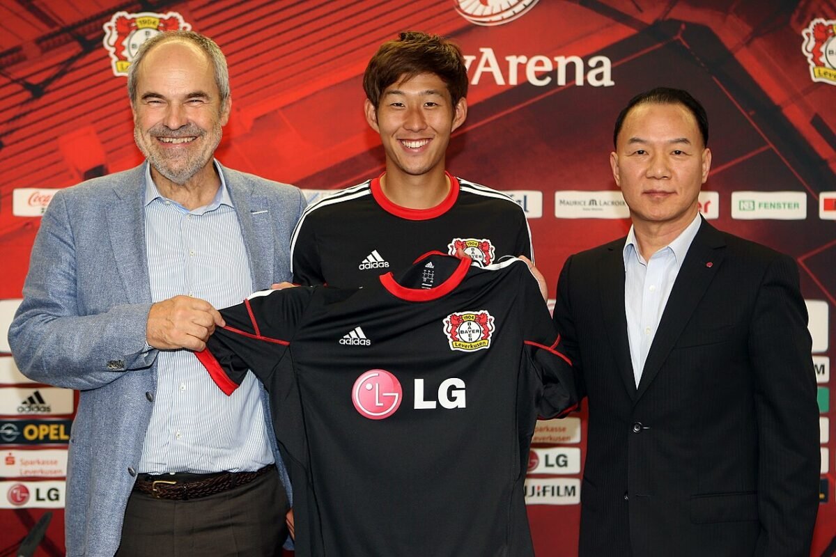 LG monogram logo sponsors football club