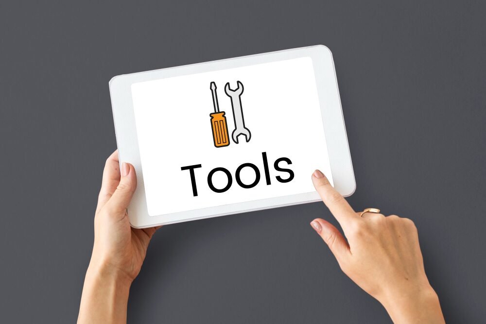 Designer becoming dependent on digital tools | Source: Freepik – rawpixel.com